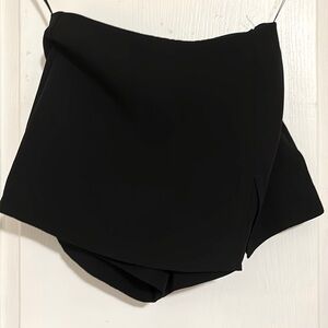 Selling black mini skirt perfect for a night out! 
Brand:Primark
Size: US 0